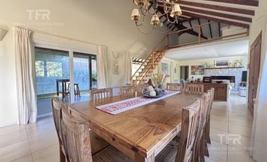 Venta en Deportivo de Costa Esmeralda - 1 planta y altillo - pileta y parrilla