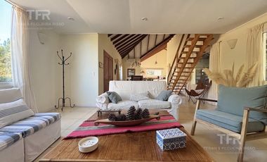 Venta en Deportivo de Costa Esmeralda - 1 planta y altillo - pileta y parrilla