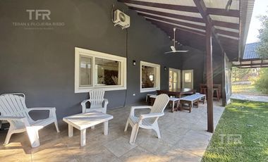 Venta en Deportivo de Costa Esmeralda - 1 planta y altillo - pileta y parrilla