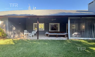 Venta en Deportivo de Costa Esmeralda - 1 planta y altillo - pileta y parrilla