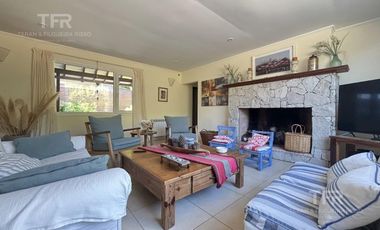 Venta en Deportivo de Costa Esmeralda - 1 planta y altillo - pileta y parrilla