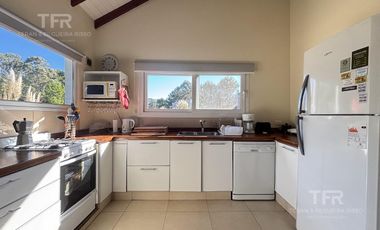 Venta en Deportivo de Costa Esmeralda - 1 planta y altillo - pileta y parrilla