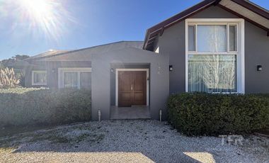 Venta en Deportivo de Costa Esmeralda - 1 planta y altillo - pileta y parrilla