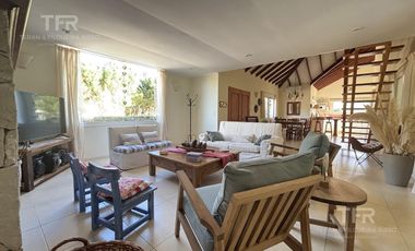 Venta en Deportivo de Costa Esmeralda - 1 planta y altillo - pileta y parrilla