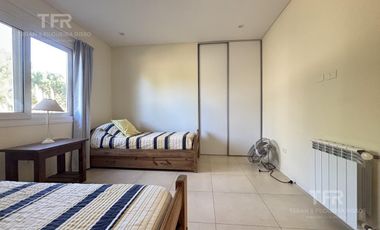 Venta en Deportivo de Costa Esmeralda - 1 planta y altillo - pileta y parrilla