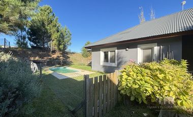 Venta en Deportivo de Costa Esmeralda - 1 planta y altillo - pileta y parrilla