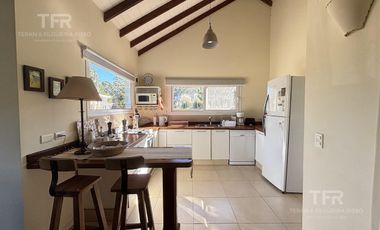 Venta en Deportivo de Costa Esmeralda - 1 planta y altillo - pileta y parrilla