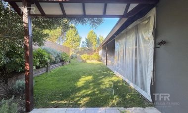 Venta en Deportivo de Costa Esmeralda - 1 planta y altillo - pileta y parrilla