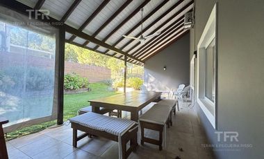 Venta en Deportivo de Costa Esmeralda - 1 planta y altillo - pileta y parrilla