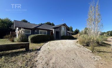 Venta en Deportivo de Costa Esmeralda - 1 planta y altillo - pileta y parrilla