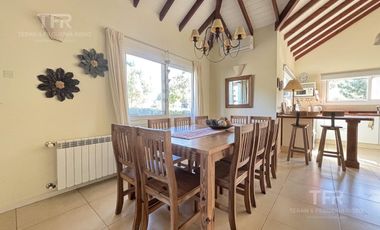 Venta en Deportivo de Costa Esmeralda - 1 planta y altillo - pileta y parrilla