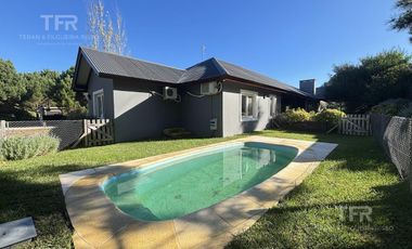 Venta en Deportivo de Costa Esmeralda - 1 planta y altillo - pileta y parrilla