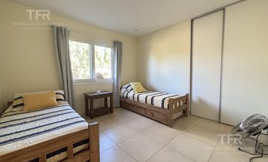 Venta en Deportivo de Costa Esmeralda - 1 planta y altillo - pileta y parrilla