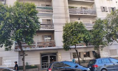 Departamento tres ambientes en Loria 185 , a 200 mts. de la estación de FFGR