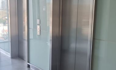 ARRIENDO OF. COMERCIAL OPEN MONTEMAR 1RECEPCION+1OF+1B+1EST.
