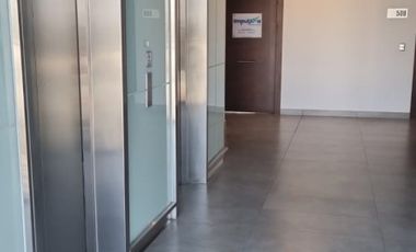 ARRIENDO OF. COMERCIAL OPEN MONTEMAR 1RECEPCION+1OF+1B+1EST.