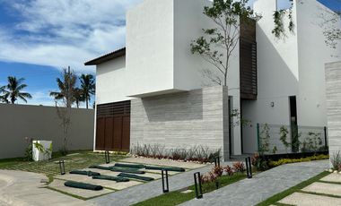 Casa en Venta en Karakal Nuevo Vallarta con roof top y alberca | 4 recamaras con una en planta baja