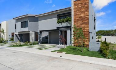 Casa en Venta en Karakal Residencial con Alberca Privada