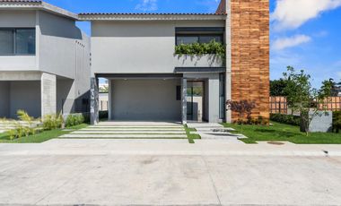 Casa en Venta en Karakal Residencial con Alberca Privada