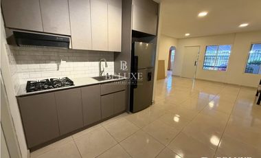 VENDO CASA PRIMERA LINEA DE VERSALLES, LAS ACACIAS