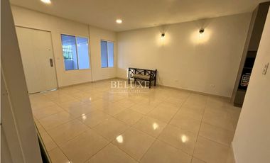 VENDO CASA PRIMERA LINEA DE VERSALLES, LAS ACACIAS