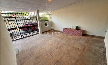 VENDO CASA PRIMERA LINEA DE VERSALLES, LAS ACACIAS