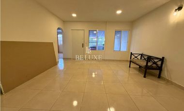 VENDO CASA PRIMERA LINEA DE VERSALLES, LAS ACACIAS