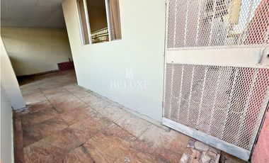 VENDO CASA PRIMERA LINEA DE VERSALLES, LAS ACACIAS