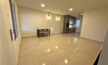 VENDO CASA PRIMERA LINEA DE VERSALLES, LAS ACACIAS