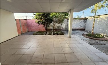 VENDO CASA PRIMERA LINEA DE VERSALLES, LAS ACACIAS