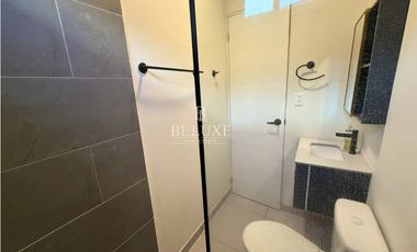 VENDO CASA PRIMERA LINEA DE VERSALLES, LAS ACACIAS