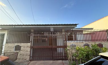 VENDO CASA PRIMERA LINEA DE VERSALLES, LAS ACACIAS