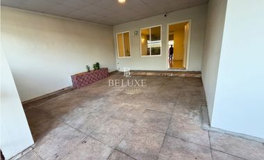 VENDO CASA PRIMERA LINEA DE VERSALLES, LAS ACACIAS