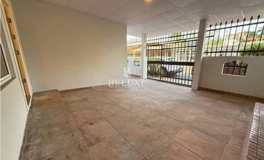 VENDO CASA PRIMERA LINEA DE VERSALLES, LAS ACACIAS