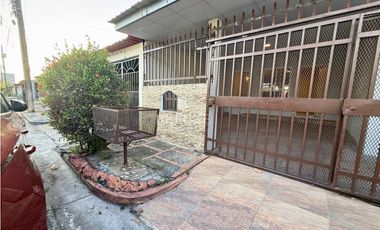 VENDO CASA PRIMERA LINEA DE VERSALLES, LAS ACACIAS