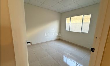 VENDO CASA PRIMERA LINEA DE VERSALLES, LAS ACACIAS