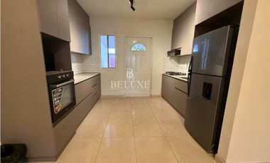 VENDO CASA PRIMERA LINEA DE VERSALLES, LAS ACACIAS