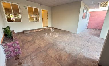 VENDO CASA PRIMERA LINEA DE VERSALLES, LAS ACACIAS