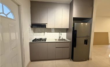 VENDO CASA PRIMERA LINEA DE VERSALLES, LAS ACACIAS