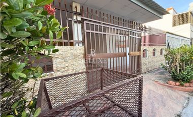 VENDO CASA PRIMERA LINEA DE VERSALLES, LAS ACACIAS