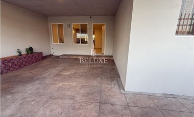 VENDO CASA PRIMERA LINEA DE VERSALLES, LAS ACACIAS