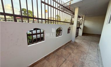 VENDO CASA PRIMERA LINEA DE VERSALLES, LAS ACACIAS