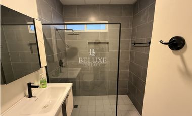 VENDO CASA PRIMERA LINEA DE VERSALLES, LAS ACACIAS