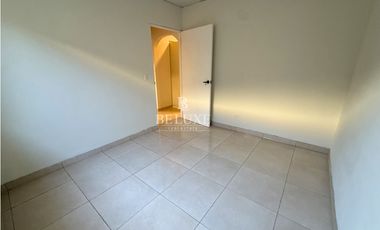 VENDO CASA PRIMERA LINEA DE VERSALLES, LAS ACACIAS