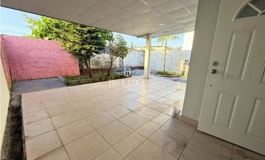 VENDO CASA PRIMERA LINEA DE VERSALLES, LAS ACACIAS
