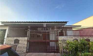 VENDO CASA PRIMERA LINEA DE VERSALLES, LAS ACACIAS