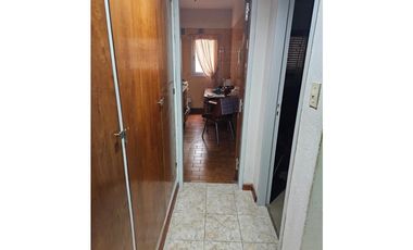 VENTA – 2 AMBIENTES AL FRENTE CON BALCÓN SALIENTE Y COCHERA