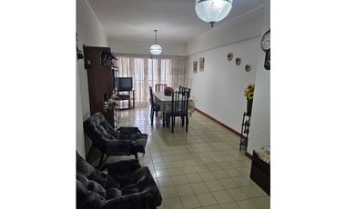 VENTA – 2 AMBIENTES AL FRENTE CON BALCÓN SALIENTE Y COCHERA