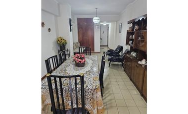 VENTA – 2 AMBIENTES AL FRENTE CON BALCÓN SALIENTE Y COCHERA