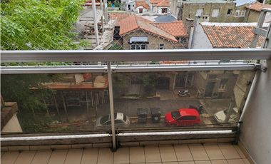 VENTA – 2 AMBIENTES AL FRENTE CON BALCÓN SALIENTE Y COCHERA